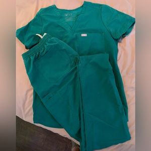 size medium figs scrub set